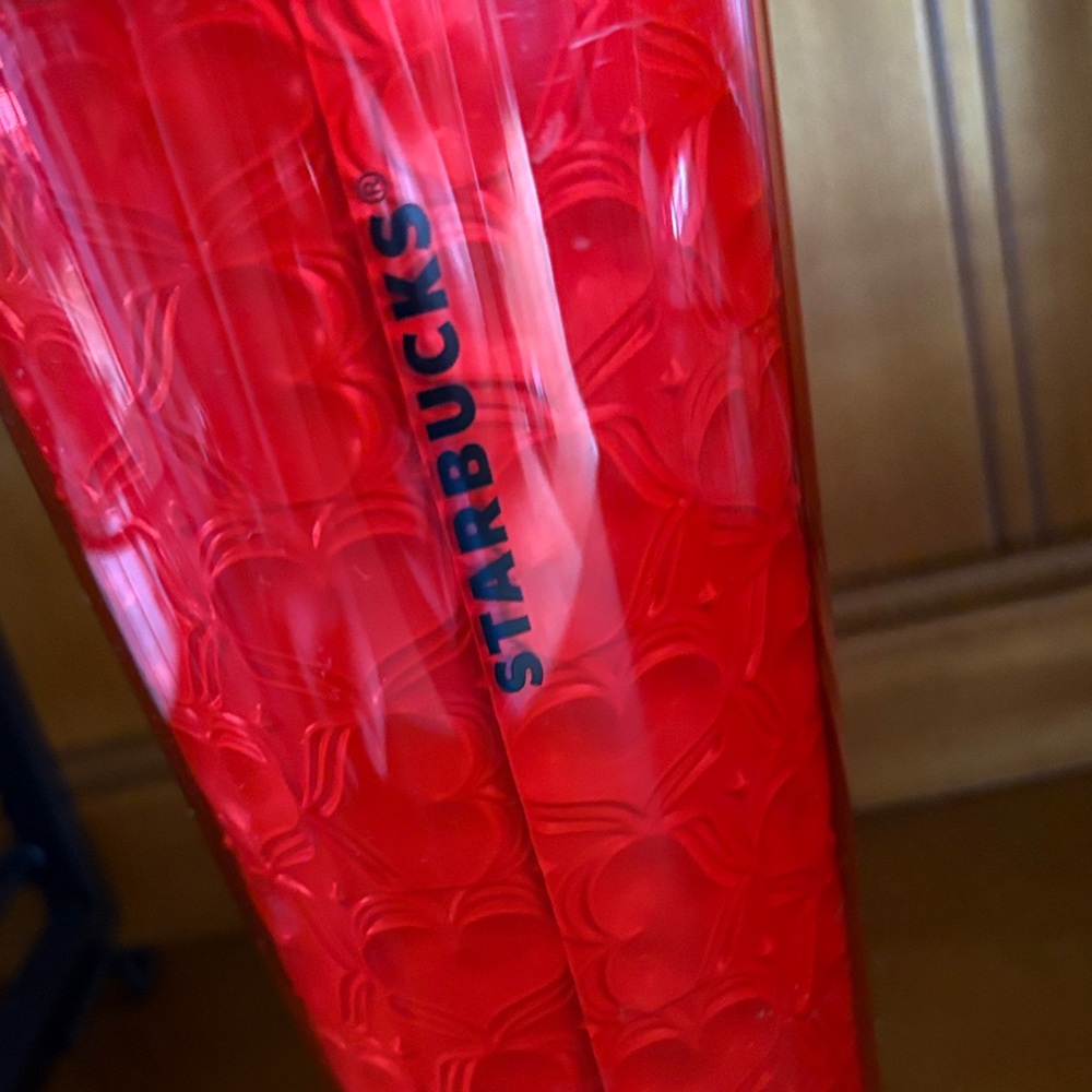 Starbucks Valentine's Tumbler Embossed Hearts 2019 EUC 24fl oz with straw - Picture 2 of 12